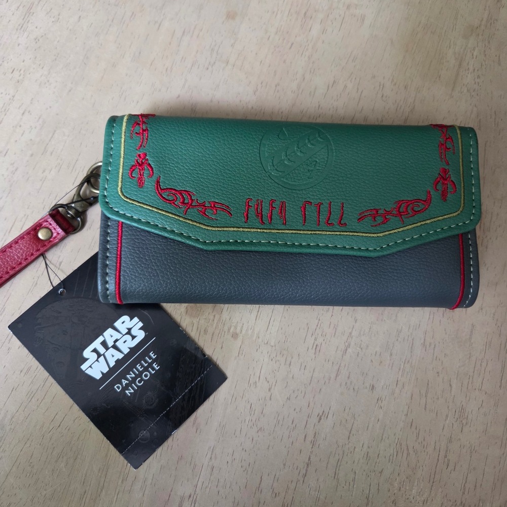 NEW Danielle Nicole Star Wars Boba Fett Wristlet Wallet Green Red Mandalorian